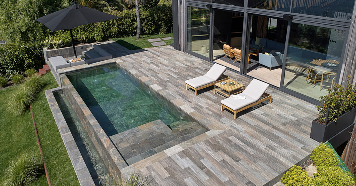 imatge de Rosa Gres d'una terrassa amb piscina elegant